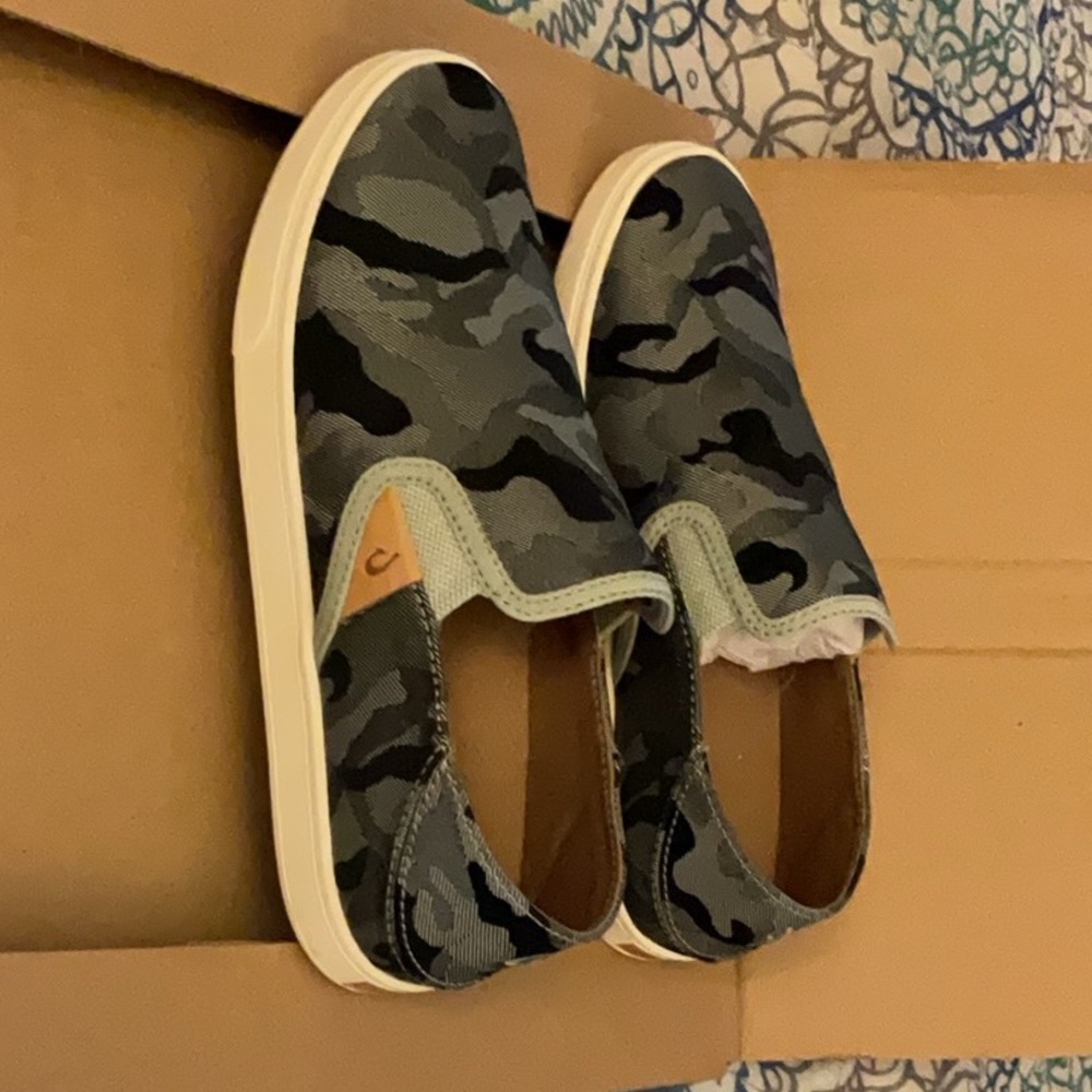Women’s Olu Kai Pehuea Pa’i Upper Textile Rubber Sole. New without tags.